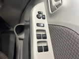 パワーウィンドウのスイッチですよ。 運転席に居ながら窓を開け閉めのコントロールできますよ。