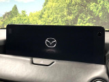【12.3インチマツダコネクト】車内の雰囲気にマッチした大型ディスプレイ。スマホ接続でのナビ使用やBluetooth再生等、様々な機能が楽しめます。直感的なダイヤル操作が可能で、使い勝手も良好です。