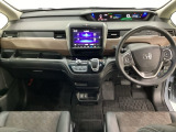 車内は光触媒抗菌消臭施工済です。インパネ周りはスタイリッシュなデザインで機能や装備も充実しています。グローブボックスやカップホルダーのほかにトレーなどたくさんの収納スペースが付いています。
