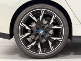 BMWの純正アロイホイールは軽量かつ強度にも優れているホイールで走行性能を引き上げる設計になっております。足元にもBMWは妥協がなくこだわっている個所になります。