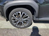 純正アルミ。タイヤサイズは215/50R18、現在は夏タイヤ装着で残り溝は約5ミリです