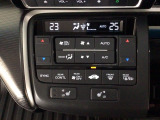 【左右独立オートエアコン】左右席で独立温度コントロールが可能です。運転席はキンキンに冷やして助手席はマイルドにと言った設定が可能です☆暑さ寒さでケンカすることもなくなりますね♪