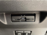 【ETC】有料道路を利用する際に料金所で停止することなく通過できる、ETC車載器(ノンストップ自動料金収受システム機器)が装備されています。セットアップを行うことで利用可能になります。