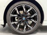 BMWの純正アロイホイールは軽量かつ強度にも優れているホイールで走行性能を引き上げる設計になっております。足元にもBMWは妥協がなくこだわっている個所になります。