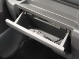 グローブボックスは車検証入れがピッタリ入るサイズです。