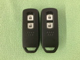 スマートキーを装備しています。鍵を差し込むことなくドアロックの開け閉めと、スタートボタン操作でのエンジンスタートができます。スペアキーも同じものを用意しております。