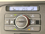 【オートエアコン】一度お好みの温度に設定すれば、車内の温度を検知し風量や温度を自動で調整。暑い…寒い…と何度もスイッチ操作をする必要はありません。快適な車内空間には必須の機能ですね♪