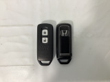 スマートキーを装備しています。鍵を差し込むことなくドアロックの開け閉めと、スタートボタン操作でのエンジンスタートができます。スペアキーも同じものを用意しております。