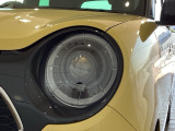 LEDヘッドライトは、点灯の瞬間から最大光量を発揮し、突然暗くなるトンネルなどでの安定感を高めます。
