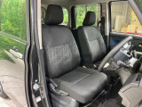運転席まわりには十分なスペースがあり、大柄な方でもゆったり運転していただける環境です。