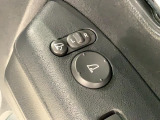 狭い駐車場で便利な電動格納ドアミラーが付いています。