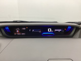 中央にデジタル表示のスピードメーターを配したハイブリット専用メーターになっています。左側のインフォメーション画面で燃費などの情報を確認できます。