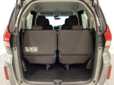 開口部も広く荷物の積み下ろしもしやすいお車となっております。3列目シートは5:5の割合で背もたれを倒しシートの跳ね上げができます。