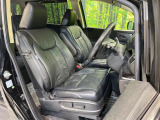 運転席まわりには十分なスペースがあり、大柄な方でもゆったり運転していただける環境です。