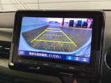リバースギアに入れるだけで後方の表示へ切り替わります。夜間や雨の日の駐車も楽になりますよ。