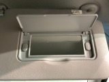バニティーミラーが付いています。女性にうれしい装備ですね!