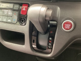 インパネシフトを採用しているので、前席の足元も広々としています。運転席と助手席の行き来もスムーズです!