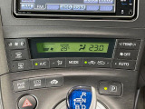 【オートエアコン】一度お好みの温度に設定すれば、車内の温度を検知し風量や温度を自動で調整。暑い…寒い…と何度もスイッチ操作をする必要はありません。快適な車内空間には必須の機能ですね♪