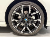 BMWの純正アロイホイールは軽量かつ強度にも優れているホイールで走行性能を引き上げる設計になっております。足元にもBMWは妥協がなくこだわっている個所になります。