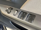 【電動格納ミラー】サイドミラーは電動格納式となっており、狭い駐車場でもキズがつくリスクを抑えられます。