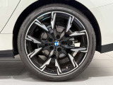 BMWの純正アロイホイールは軽量かつ強度にも優れているホイールで走行性能を引き上げる設計になっております。足元にもBMWは妥協がなくこだわっている個所になります。