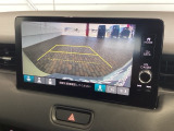 リバースギアに入れるだけで後方の表示へ切り替わります。夜間や雨の日の駐車も楽になりますよ。