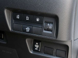 運転席の右側にはアイドリングストップ、ハンズフリーオートスライドドア等のスイッチがあります。
