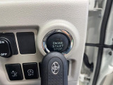 【スマートキー/プッシュスタート】鍵を持っているだけで、ドアロック解除・施錠からエンジンスタートまで操作できる便利な機能です。