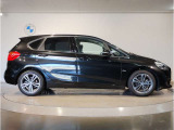 【BMWの伝統-3】BMWのお車は、“駆け抜ける歓び”を体現しております。走行の安定性とコーナリングの良さを追求し、思い通りにハンドルの操作可能です。