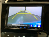 リバースギアに入れるだけで後方の表示へ切り替わります。夜間や雨の日の駐車も楽になりますよ。