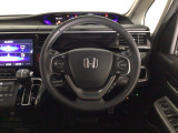 【ハンドル】運転にかかわる様々な操作を安全に行えるように視点移動が少なく操作性に配慮されたスイッチ類が凝縮されたコックピットです。