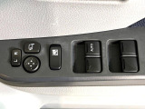 【電動格納ミラー】サイドミラーは電動格納式となっており、狭い駐車場でもキズがつくリスクを抑えられます。
