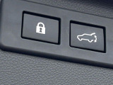 【パワーバックドア】スマートキーや運転席のボタンを押すだけでリアゲートが自動で開閉します!荷物を持っている時や、高い位置にあるバックドアを閉める際に便利な機能です♪
