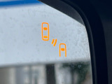 【リヤビークルディティクション】走行中、ドアミラーの死角になりやすい箇所に後続車が接近するとサイドミラー付近に警告を表示、ドライバーに注意喚起と、万一の際はハンドル操作をアシストをします。