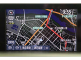 視線移動の少ない位置にセットされたメーカーSDナビ。CD・DVD・SD・高画質で鮮明な映像が楽しめるフルセグTV対応です。ナビ画面連動のETC2.0搭載。利用日や料金の確認がモニターで出来て便利ですよ