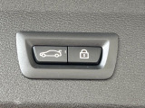 ●電動リアゲート:ワンタッチでリアゲートの開閉ができ、荷物などで両手が塞がっている状態でも簡単に開閉ができる便利機能です。