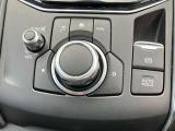 手元には運転姿勢を崩さずに操作していただける、ロータリーコマンダースイッチが装備されております。
