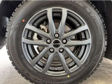 Aftermarketアルミホイール装着!Aftermarket品なので、車体とアルミホイールが同じ組み合わせのものになかなか巡り合うことがありません。個性溢れるこちらの車、いかがでしょうか。