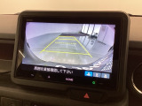 リバースギアに入れるだけで後方の表示へ切り替わります。夜間や雨の日の駐車も楽になりますよ。