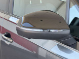 ●アウディサイドアシスト『後方の死角を並走する車両を検知しドアミラーの内側のLEDが点灯。ドライバーに注意を促し事故を未然に防ぐシステムです。』