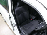 程よい硬さとホールド性が高いシートで長時間運転も快適です。