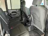 【リアシート】屋根までの高さがある車のため、大人の方でも圧迫感が少なく乗車出来ます。足元は広く取られているため、ゆったりとお乗り頂けます。