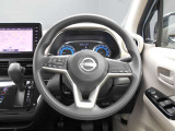 ステアリングハンドルです。オーディオコントロールスイッチが付いて運転中でも手元でオーディオの操作が出来て便利ですよ。