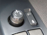 日本の駐車場は幅が広くないところが多くて、乗り降りが大変だったりしますよね。電動ミラーがあれば、室内でミラーをたためるので、駐車するときも便利ですね。