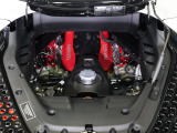 SF90 Spiderには、V8 3.9Lツインターボエンジンに加え、3基の電気モーターを組み合わせたPHEVシステムが搭載されており、システム総出力は1,000cv(馬力)に達します。
