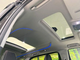 【サンルーフ】開放感たっぷりの希少装備、サンルーフが装着されています!車内に明かりを取り入れたり景色を楽しむ以外にも、車内の空気も簡単に換気できて快適です!