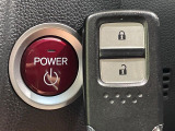 【Hondaスマートキー】カバンやポケットに入れたままでもドアの施錠・解錠が可能なスマートキーを装備。エンジンのオン・オフ時もカギを取り出す必要が無いからとっても便利です♪