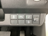 ハンドルの右側にはヘットライトリベライザーとHondaセンシング用のメインスイッチがついています。ヘッドライトリベライザーは道路状況や積荷の加重に応じてライトの高さを調節できます。