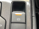 【電動パーキングブレーキ・オートブレーキホールド】手元のスイッチでパーキングブレーキを作動・解除。さらに渋滞や信号待ちで停止した時にブレーキを保持。アクセルを踏むと解除されます。