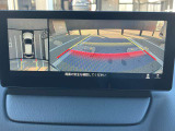 360度ビューカメラを搭載。4方の小型カメラの映像を処理し、車両真上からの映像に変換しています。
